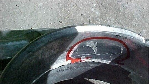 鋁壓鑄過(guò)程中鑄件表面會(huì)有分層(夾皮及剝落) 鋁壓鑄過(guò)程中鑄件表面會(huì)有分層(夾皮及剝落)