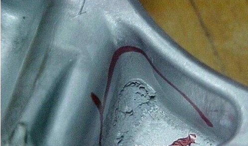 鋁壓鑄過程中鑄件表面上會(huì)有摩擦燒蝕的情況是怎么回事？